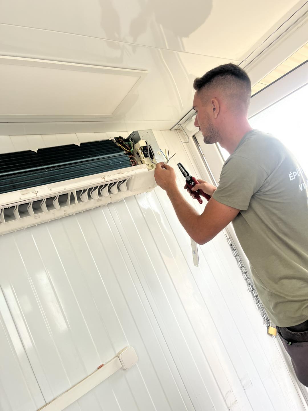 Klímaszerelés munka közben 1